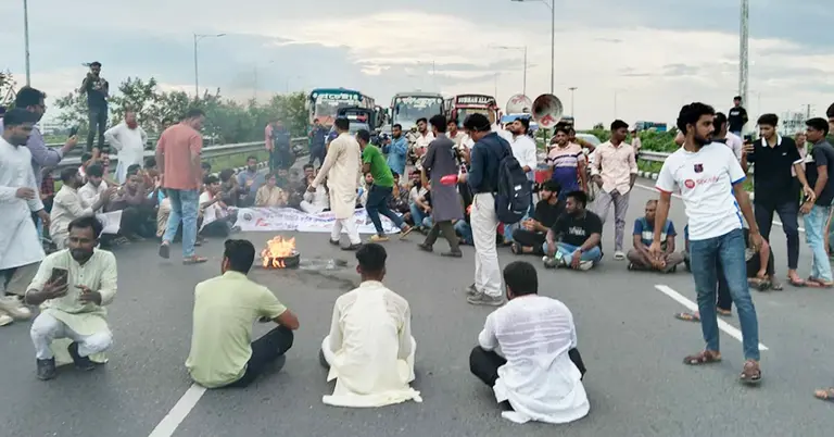 ভাঙ্গা হাইওয়ে এক্সপ্রেসওয়ে অবরোধ করে বিক্ষোভ